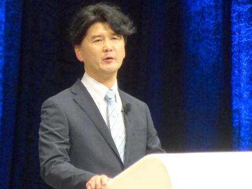 あいさつする森勇樹理事長